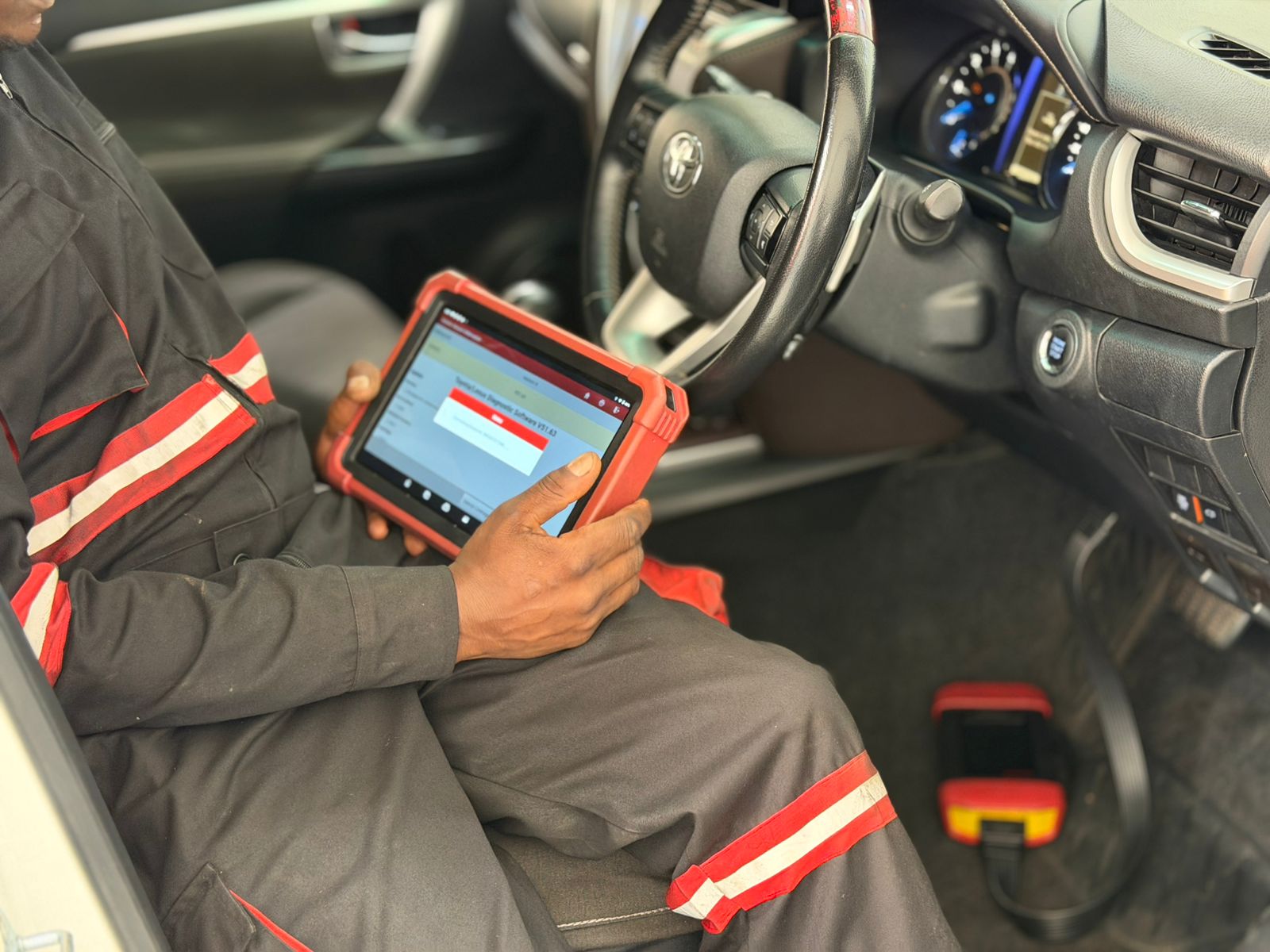 Diagnostic scanner reading vehicle fault codes