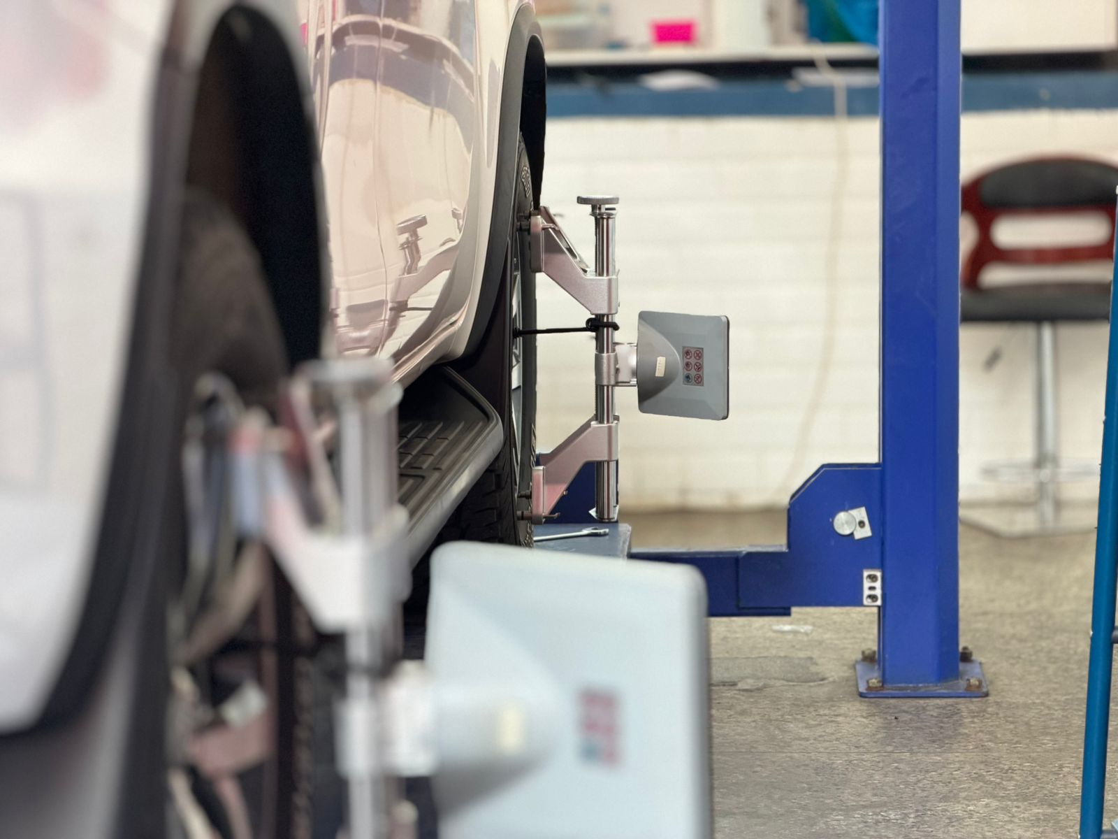 Wheel alignment sensor clamped to a vehicle's wheel